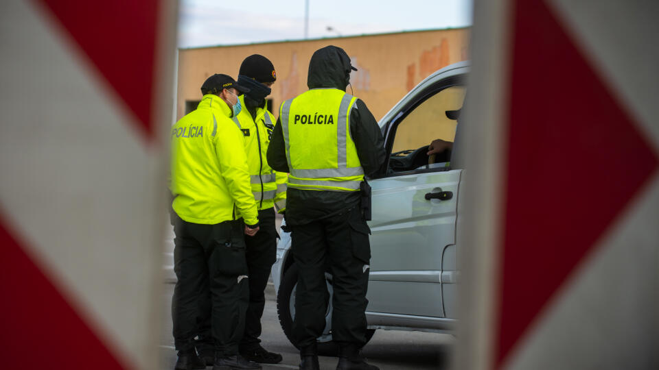 Na 40 hraničných priechodoch naprieč celým Slovenskom polícia vo štvrtok dopoludnia náhodne kontroluje vozidlá na vstupe a výstupe do a zo Slovenskej republiky. Dôvodom preventívno-bezpečnostnej akcie je kontrola dodržiavania opatrení vydaných v súvislosti s pandémiou nového koronavírusu týkajúcich sa povinnosti prekrytia horných dýchacích ciest a karanténnych povinností osôb pri vstupe do krajiny. Na snímke kontrola na hraničnom priechode Čunovo-Rajka 5. novembra 2020. FOTO TASR - Jakub Kotian