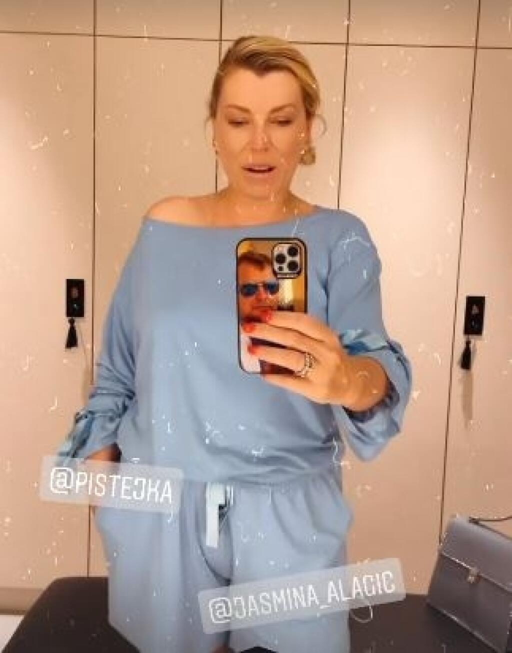 Gabika má na kryte fotku Karola Rumana.