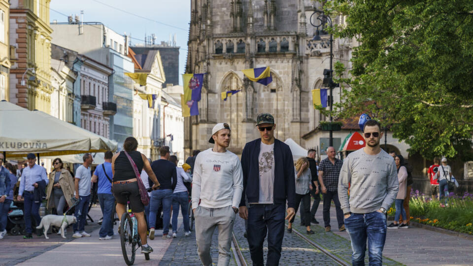 Užili si slnko! Niektorí hokejisti slovenského národného tímu využili voľné popoludnie na prechádzku po Košiciach. Keďže počas celého dňa svietilo slnko, vybehli na kávičku.