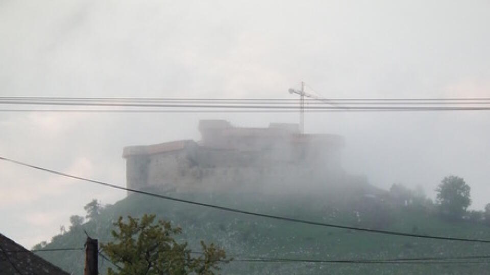 Búrka strhla časť strechy na Krásnej Hôrke.