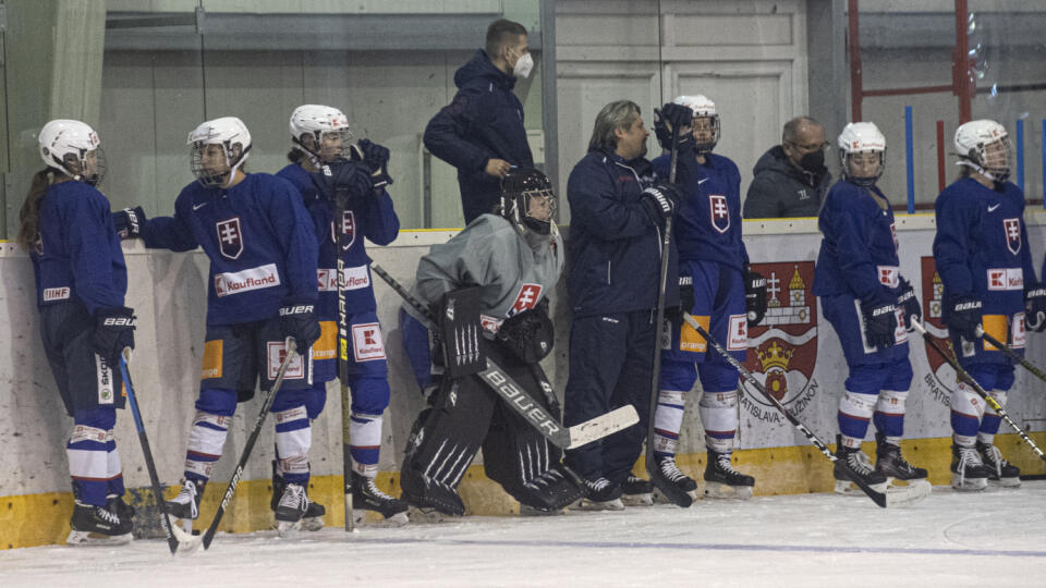 Snímka z tréningu slovenskej hokejovej reprezentácie žien pred kvalifikáciou na ZOH. V Bratislave 5. novembra 2021. FOTO TASR - Pavel Neubauer