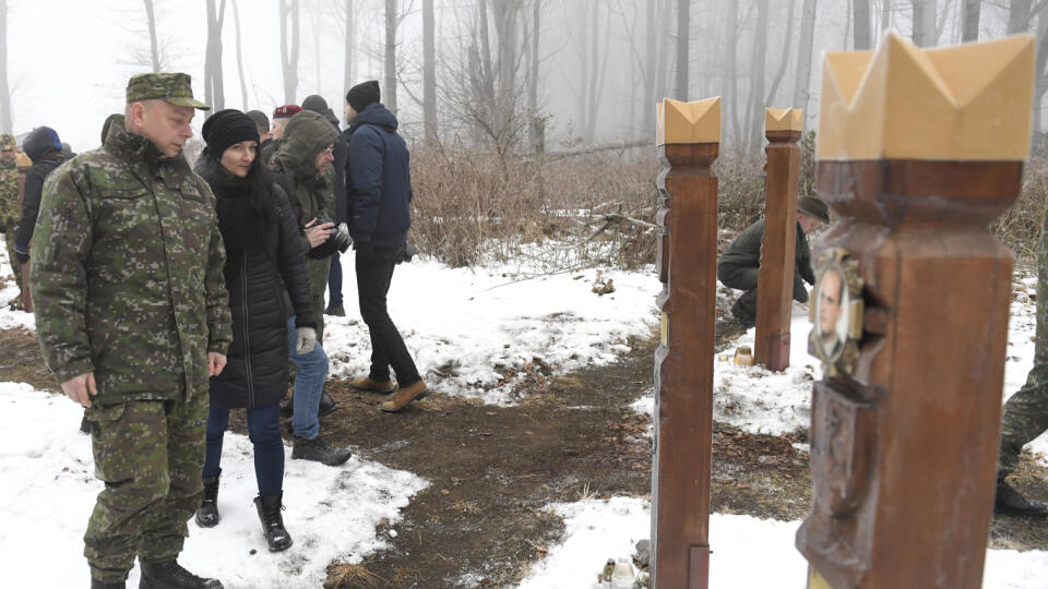 Na snímke vľavo major Martin Farkaš, ktorý ako jediný prežil leteckú katastrofu na mieste nešťastia pri pamätníku na kopci Borsó počas pietnej spomienky pri príležitosti 14. výročia leteckej katastrofy pri obci Hejce 19. januára 2020. Lietadlo AN-26 slovenskej armády, ktoré viezlo slovenských vojakov z Kosova, havarovalo 19. januára 2006 neďaleko slovensko-maďarských hraníc. FOTO TASR – František Iván
