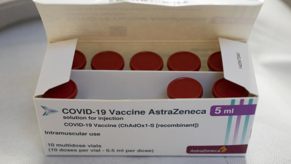 KK21 Amsterdam - Na archívnej snímke z 14. apríla 2021 škatuľa s ampulkami vakcín proti ochoreniu Covid-19 od spoločnosti AstraZeneca v Amsterdame. Európska lieková agentúra (EMA) po preskúmaní vakcíny proti chorobe COVID-19 od spoločnosti AstraZeneca v piatok 23. apríla 2021 konštatovala, že jej účinnosť stúpa s vekom zaočkovaných. Uviedla tiež, že napriek riziku vzniku krvných zrazenín benefity tejto vakcíny prevažujú nad rizikami. FOTO TASR/AP
FILE - In this Wednesday, April 14, 2021 file pho