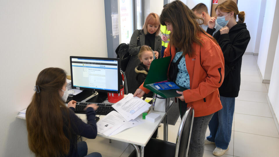 Cudzinci, utekajúci pred vojnou na Ukrajine, majú od pondelka 21. marca 2022 k dispozícii veľkokapacitné centrum v Nitre na Akademickej ulici (na snímke). Veľkokapacitné centrum zriadilo Ministerstvo vnútra SR, sídli v ňom cudzinecká polícia, úrad práce a Medzinárodná organizácia pre migráciu IOM. Po Humennom a Michalovciach je centrum v Nitre tretím, kde cudzincov vybavia bez dlhšieho zdržania. Centrum je otvorené nepretržite 24 hodín sedem dní v týždni a vybavuje výlučne cudzincov, žiadajúcich