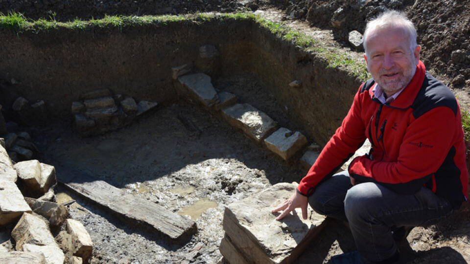 Šéfa archeológov Mateja Ruttkaya prekvapila dokonalá murovka odkrytého obydlia.