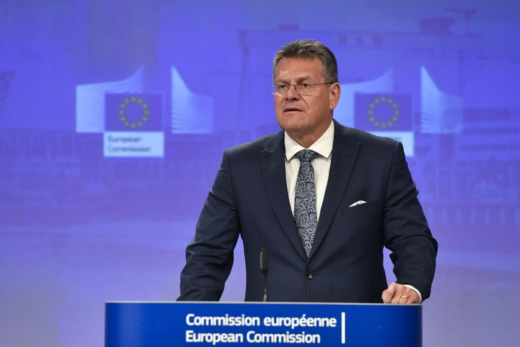 PK 17 Brusel - Podpredseda Európskej komisie Maroš Šefčovič sa prihovára počas tlačovej konferencie v Bruseli v stredu 15. júna 2022. Európska únia si želá dobré a stabilné vzťahy s Britániou, k tomu je však nevyhnutné dodržiavať dohody. Vyhlásil to v pondelok podpredseda Európskej komisie Maroš Šefčovič v súvislosti s legislatívnym návrhom britskej vlády o zmene ustanovení v pobrexitovej obchodnej dohode týkajúcich sa Severného Írska. Šefčovič zároveň varoval, že Európska komisia zváži obnoveni