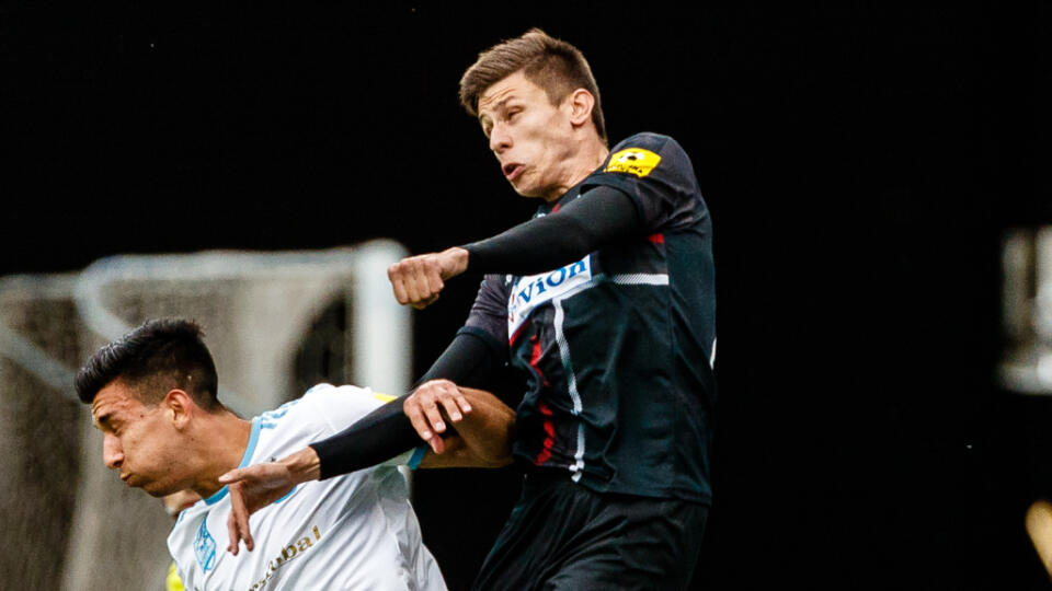 Na snímke Vernon De Marco a David Hrnčár počas zápasu semifinále Slovnaft Cupu 2019/2020 medzi ŠK Slovan Bratislava a FC ViOn Zlaté Moravce - Vráble.