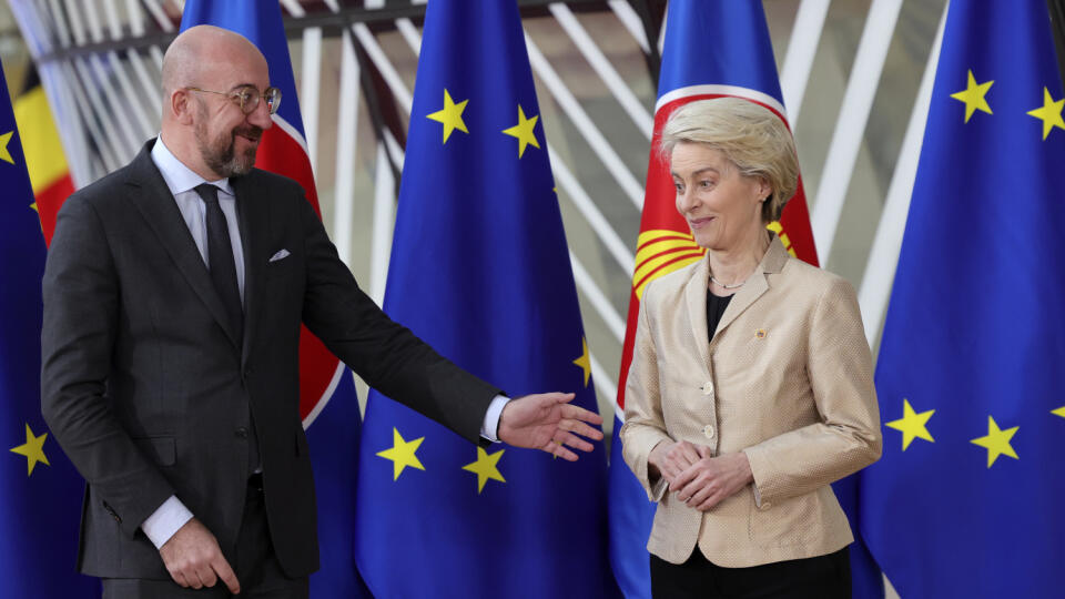 Predsedníčka Európskej komisie (EK) Ursula von der Leyenová (vpravo) a predseda Európskej rady Charles Michel (vľavo) čakajú na lídrov, ktorí prichádzajú na summit členských krajín EÚ s najvyššími predstaviteľmi Združenia národov juhovýchodnej Ázie (ASEAN) v Bruseli v stredu 14. decembra 2022. Vo štvrtok bruselský program pokračuje tradičným summitom lídrov 27-člennej Únie.