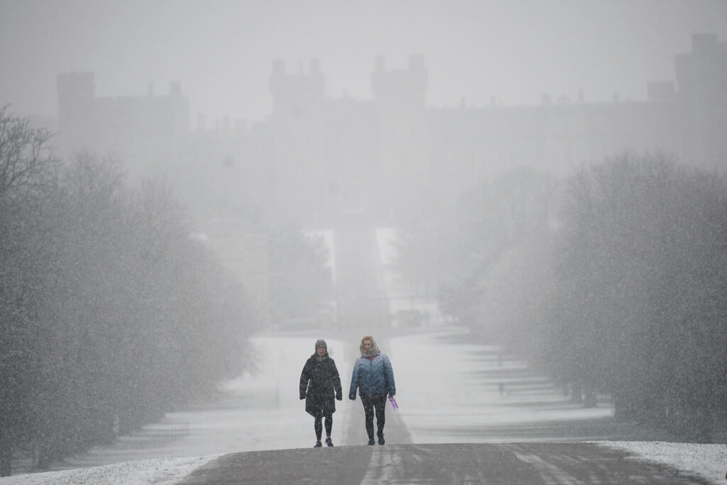 Zasnežená cesta Long Walk na Windsorskom zámku vo Windsore 