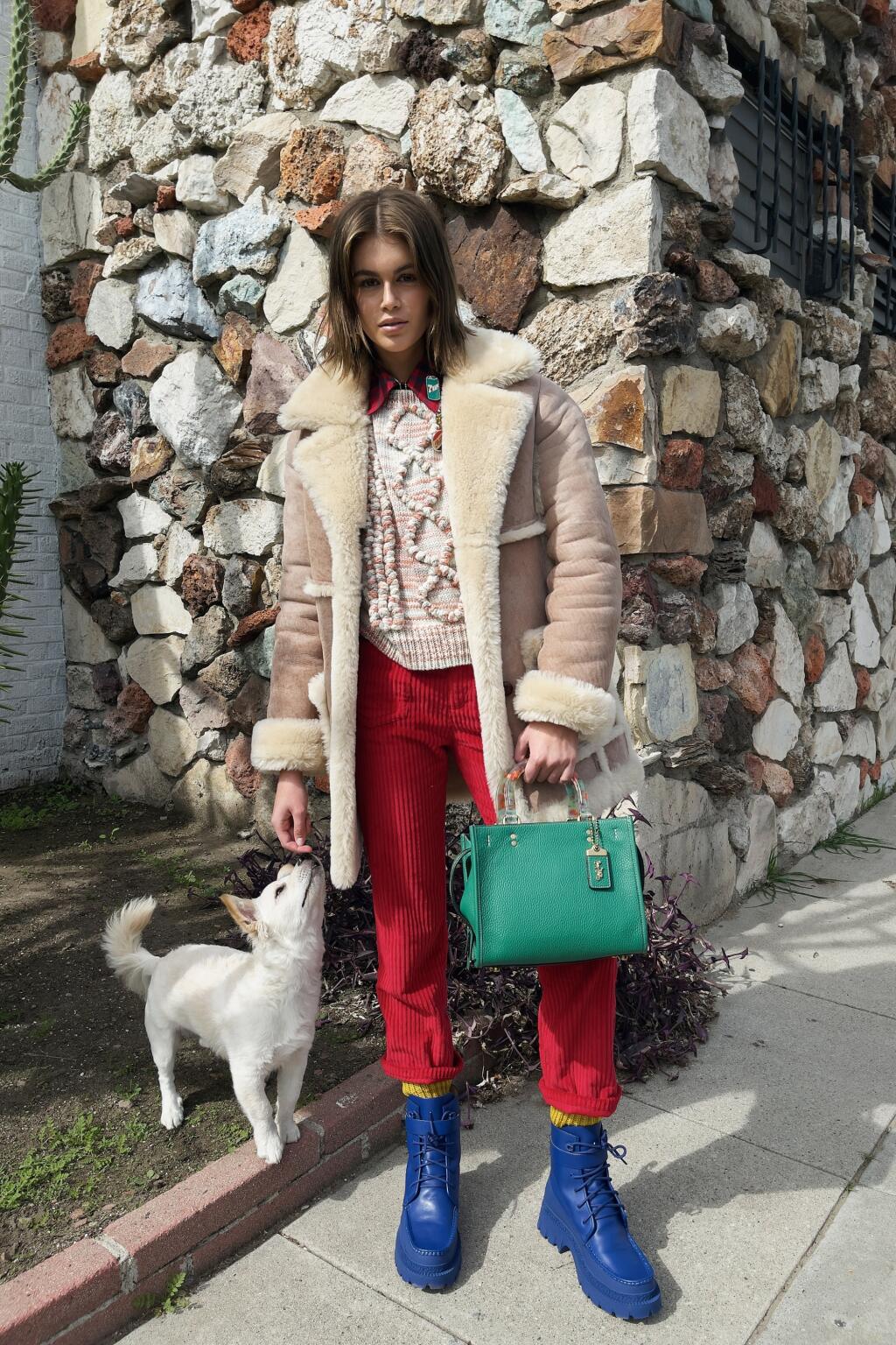 Kaia Gerber so svojím psom v značke Coach.