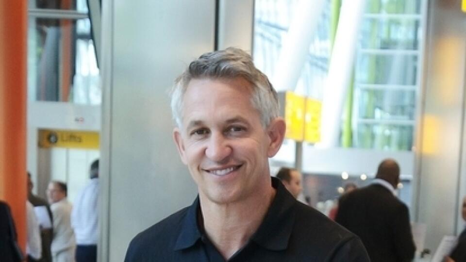 Gary Lineker je vždy usmiaty, ale nad futbalovými problémami sa dokáže poriadne rozohniť a servítku si pred ústa nedáva.