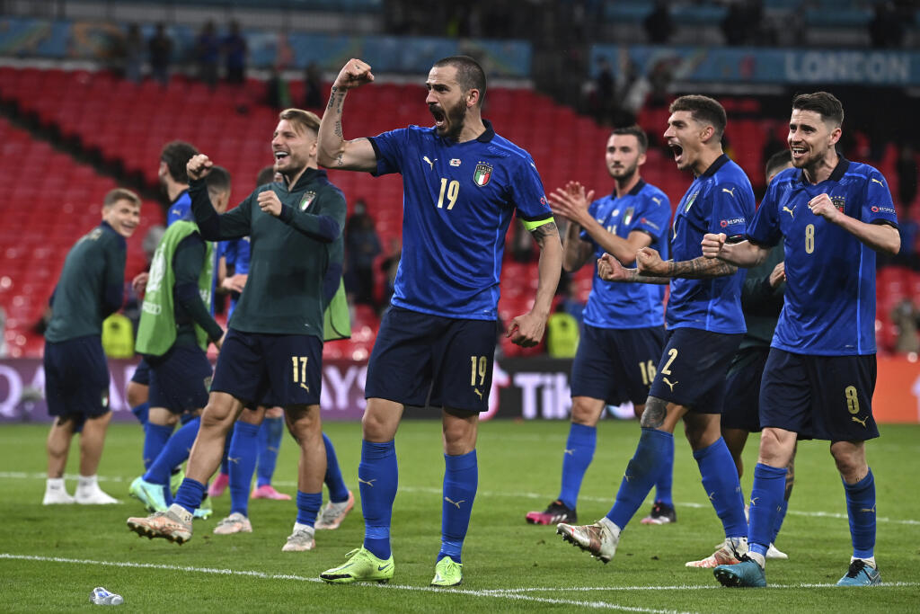 KK4 Londýn - Talianski futbalisti sa tešia po osemfinále ME vo futbale Taliansko - Rakúsko 26. júna 2021 v Londýne. FOTO TASR/AP
Italia players celebrate end of the Euro 2020 soccer championship round of 16 match between Italy and Austria at Wembley stadium in London in London, Saturday, June 26, 2021. (Ben Stansall/Pool Photo via AP)