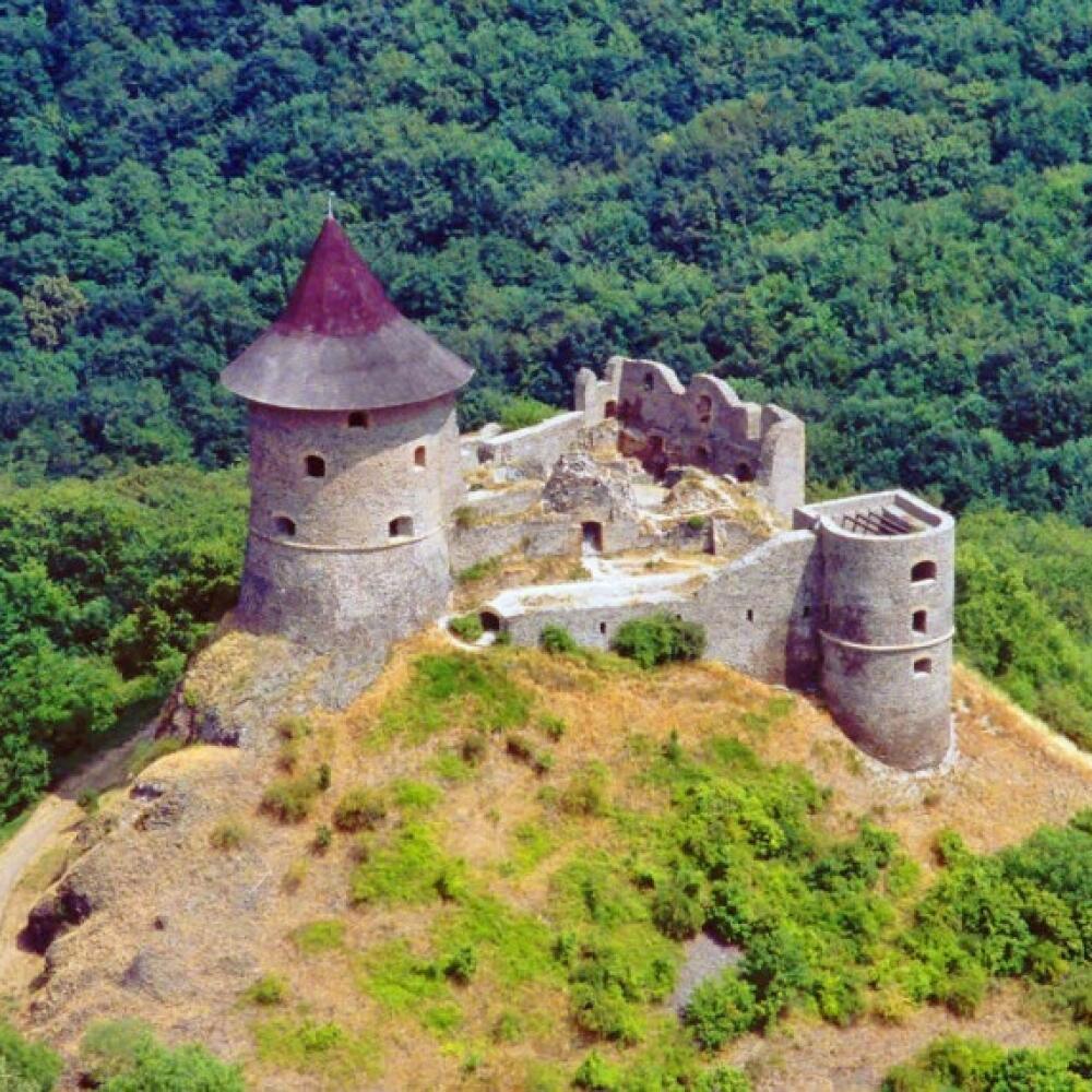 Hrad v krásnej prírode.
