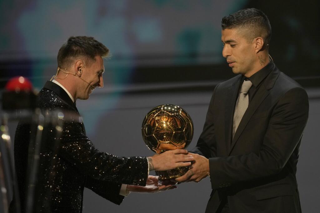 Lionel Messi si v pondelok prevzal už siedmu Zlatú loptu z rúk Luisa Suareza.