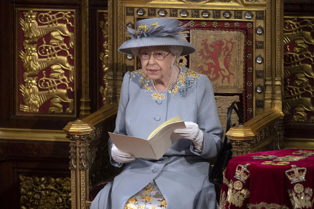 Na snímke britská kráľovná Alžbeta II. počas prejavu, ktorým otvorila novú schôdzu parlamentu v Londýne 11. mája 2021.
