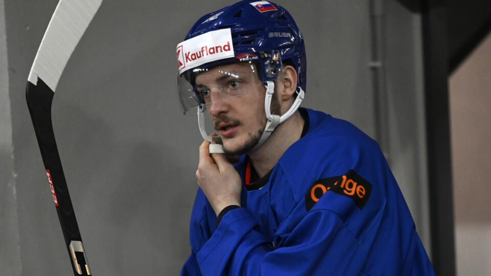 Na snímke Oliver Okuliar prichádza na tréning počas prípravy slovenskej hokejovej reprezentácie na majstrovstvá sveta v hokeji v utorok 2. mája 2023 v Trenčíne. FOTO TASR - Radovan Stoklasa
