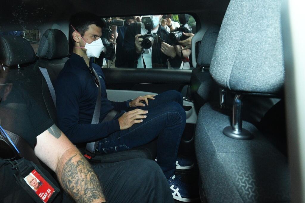 Novaka Djokoviča odviedli autom z detenčného hotela na súd.