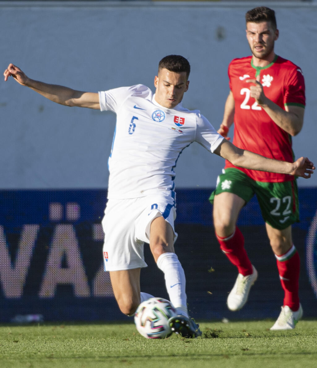 Na snímke vľavo Lászlo Bénes (Slovensko) a vpravo Petar Vitanov (Bulharsko) v prípravnom zápase pred EURO 2020 vo futbale Slovensko – Bulharsko v rakúskom meste Ried im Innkreis v utorok 1. júna 2021. FOTO TASR – Martin Baumann
