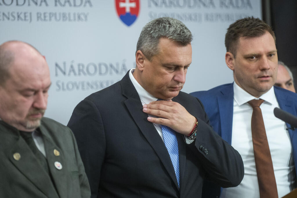 Na snímke zľava predseda výboru NR SR pre pôdohospodárstvo a životné prostredie Rudolf Huliak, podpredseda Národnej rady SR a predseda SNS Andrej Danko a podpredseda vlády a minister životného prostredia SR Tomáš Taraba (všetci SNS) počas tlačovej konferencie na tému Výzva SNS na podporu ústavného zákona o medveďoch 8. apríla 2024 v Bratislave. FOTO TASR - Jakub Kotian