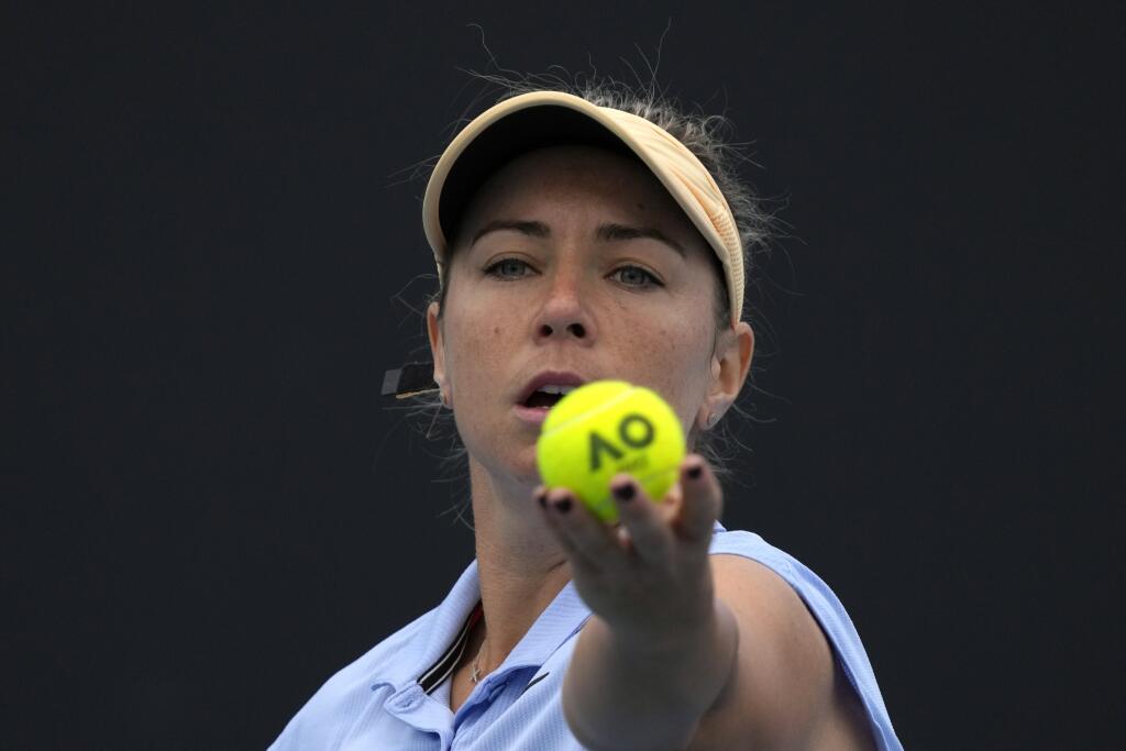 EBE 4 Melbourne - Na snímke slovenská tenistka Kristína Kučová sa prebojovala do 2. kola dvojhry na grandslamovom turnaji Australian Open v Melbourne. V úvodnom kole zdolala Japonku Misaki Doiovú 6:3, 7:5 v utorok 18. januára 2022. FOTO TASR/AP
Kristina Kucova of Slovakia serves to Misaki Doi of Japan during their first round match at the Australian Open tennis championships in Melbourne, Australia, Tuesday, Jan. 18, 2022. (AP Photo/Simon Baker)