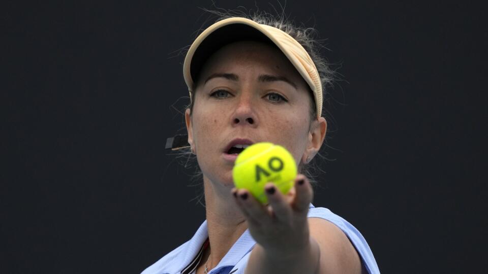 EBE 4 Melbourne - Na snímke slovenská tenistka Kristína Kučová sa prebojovala do 2. kola dvojhry na grandslamovom turnaji Australian Open v Melbourne. V úvodnom kole zdolala Japonku Misaki Doiovú 6:3, 7:5 v utorok 18. januára 2022. FOTO TASR/AP

Kristina Kucova of Slovakia serves to Misaki Doi of Japan during their first round match at the Australian Open tennis championships in Melbourne, Australia, Tuesday, Jan. 18, 2022. (AP Photo/Simon Baker)