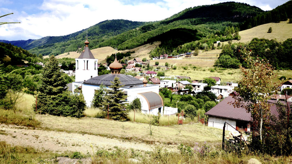 Nad dedinou tróni pravoslávny chrám. Banícka obec je zovretá kopcami Slovenského rudohoria.