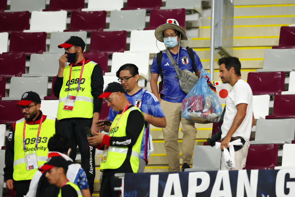 Japonskí fanúšikovia mali po výhre nad Nemeckom dôvod na veľkú radosť, no po oslavách ukázali aj svoju skutočnú tvár, keď upratali po sebe bordel na štadióne, za čo si zaslúžia veľkú pochvalu.
