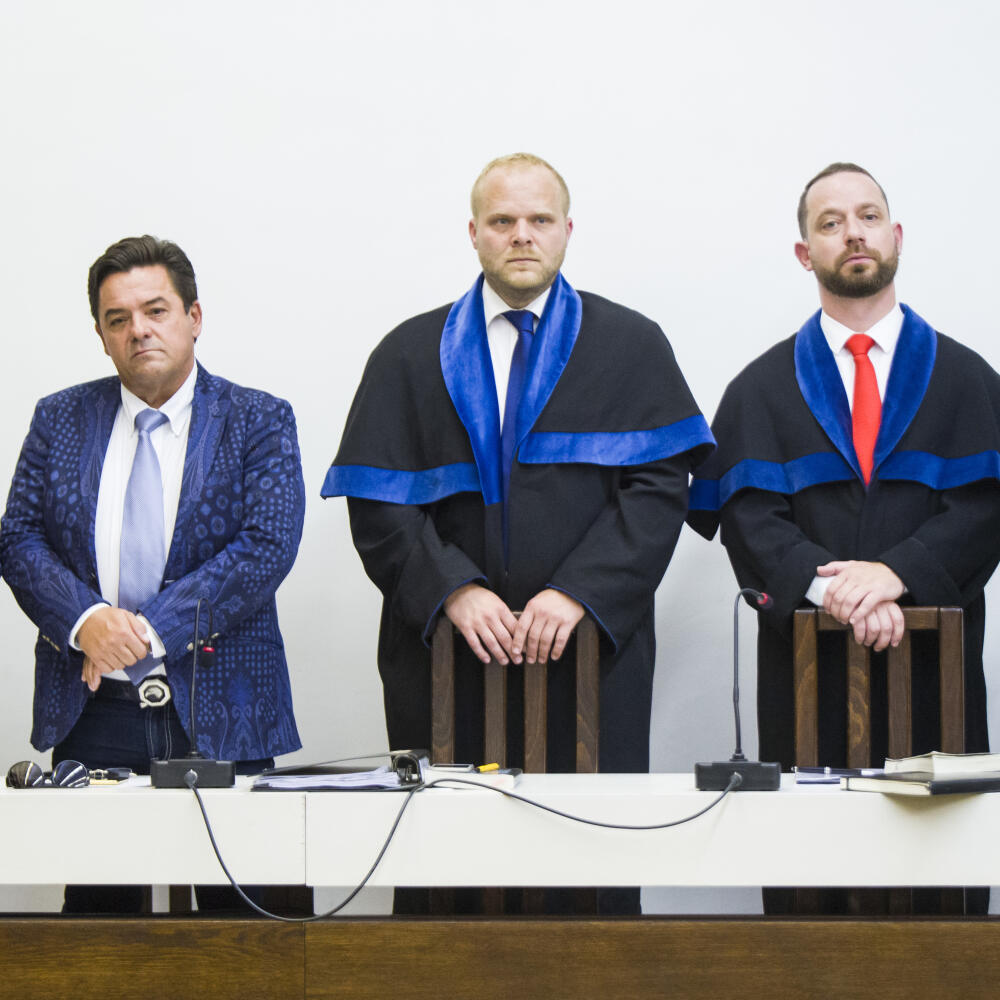 Pavol Rusko a Marian Kočner sú obžalovaní z falšovania zmeniek TV Markíza. Na fotke sú so svojimi obhajcami.