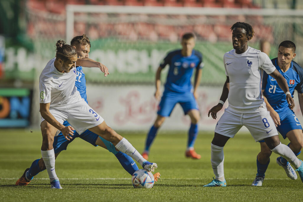 Na snímke Dominik Holý a Jaouen počas zápasu A-skupiny Majstrovstiev Európy vo futbale hráčov do 19 rokov medzi reprezenáciami Slovenska a Francúzska na Štadióne Antona Malatinského v Trnave.