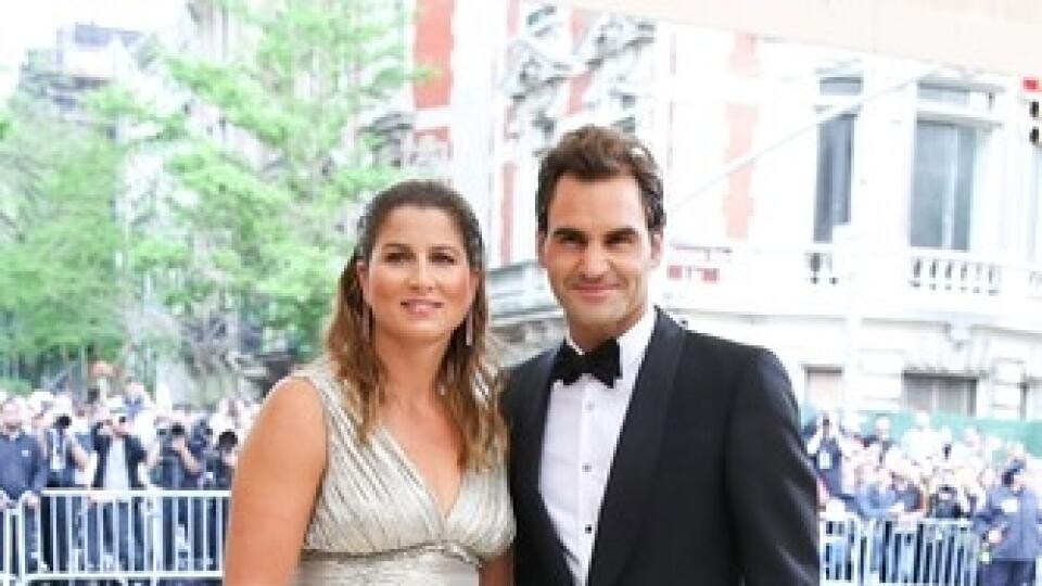 Federerovci v roku 2017 na Met Gala. Roger nahodil sako s kobrou a Mirka zas strieborné šaty.