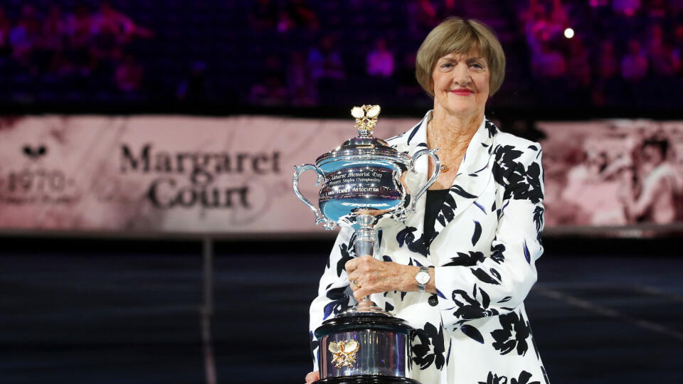 V pondelok si Margaret Courtová v aréne Roda Lavera v dejisku Australian Open prevzala cenu pri príležitosti 50. výročia zisku kalendárneho Grand Slamu.