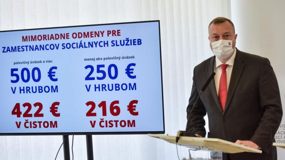 Na snímke minister práce, sociálnych vecí a rodiny SR Milan Krajniak (Sme rodina) počas tlačovej konferencie o vyplácaní mimoriadnej odmeny pre zamestnancov zariadení sociálnych služieb, Centier pre deti a rodiny ako aj zamestnancov sociálnoprávnej ochrany detí a sociálnej kurately za ich výnimočné pracovné nasadenie počas druhej vlny pandémie 28. júla 2021 v Bratislave. FOTO TASR - Pavol Zachar