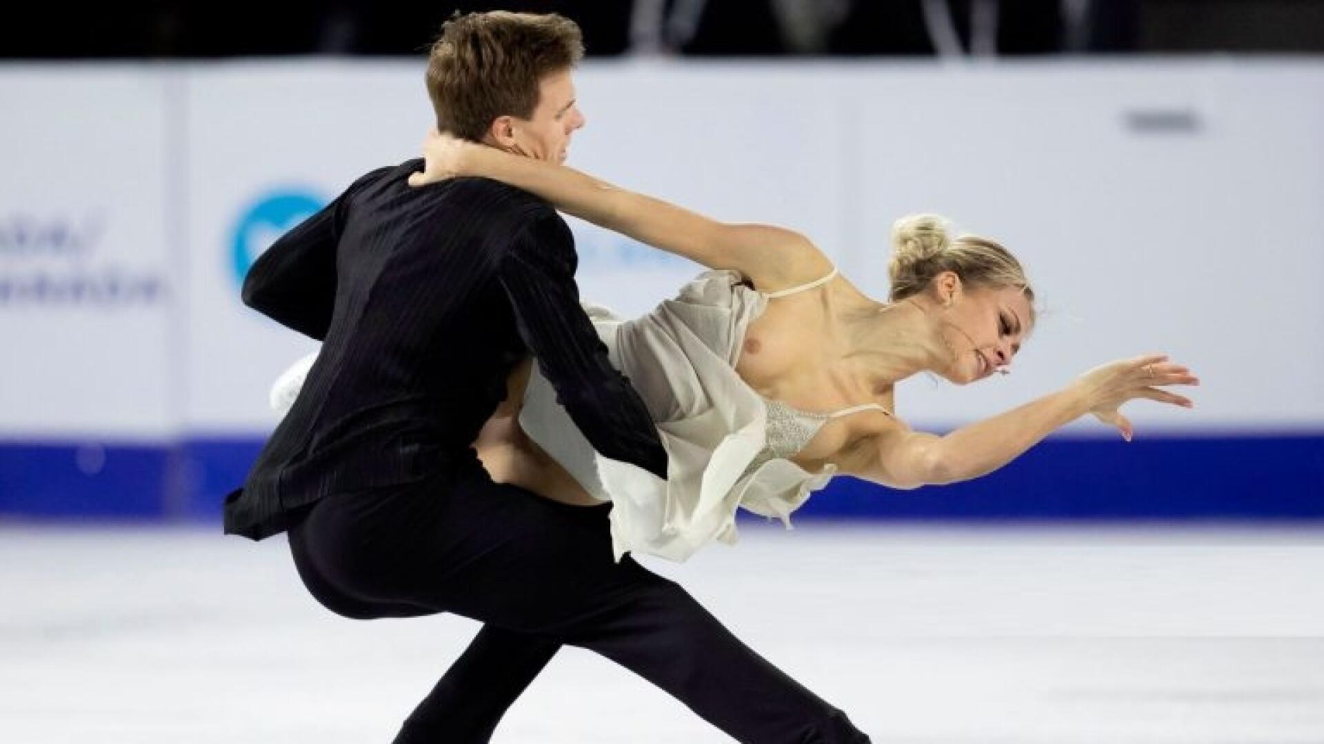 Ruskej krasokorčuliarke Viktorii Sinizinovej ľahký odev odhalil počas súťaž...