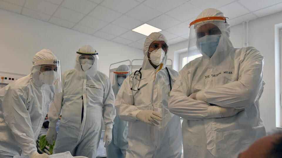 WA 13 Sarajevo - Dvaja tureckí lekári a miestny zdravotný personál stoja pri posteli pacienta s ochorením COVID-19 v nemocnici v Sarajeve vo štvrtok 18. marca 2021. Bosna čelí narastajúcim infekciám spôsobeným novým koronavírusom a rýchlo zaplňujúcim sa nemocniciam, dorazili do Sarajeva dvaja lekári z Turecka, aby pomohli a ponúkli svoje poznatky o liečbe ochorenia COVID-19. Bosna zaznamenáva obrovský nárast infekcií a hospitalizácií po období uvoľnených opatrení a zimnej sezóny, v ktorej zosta