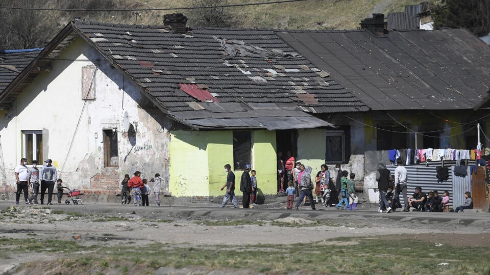 Vláda SR v súvislosti so zastavením šírenia ochorenia COVID-19 uzavrela päť osád v okrese Spišská Nová Ves. Pozitívne prípady zaznamenali v piatich osadách, tri z nich sú v Krompachoch, ďalšie evidujú v blízkych obciach Žehra a Bystrany.
