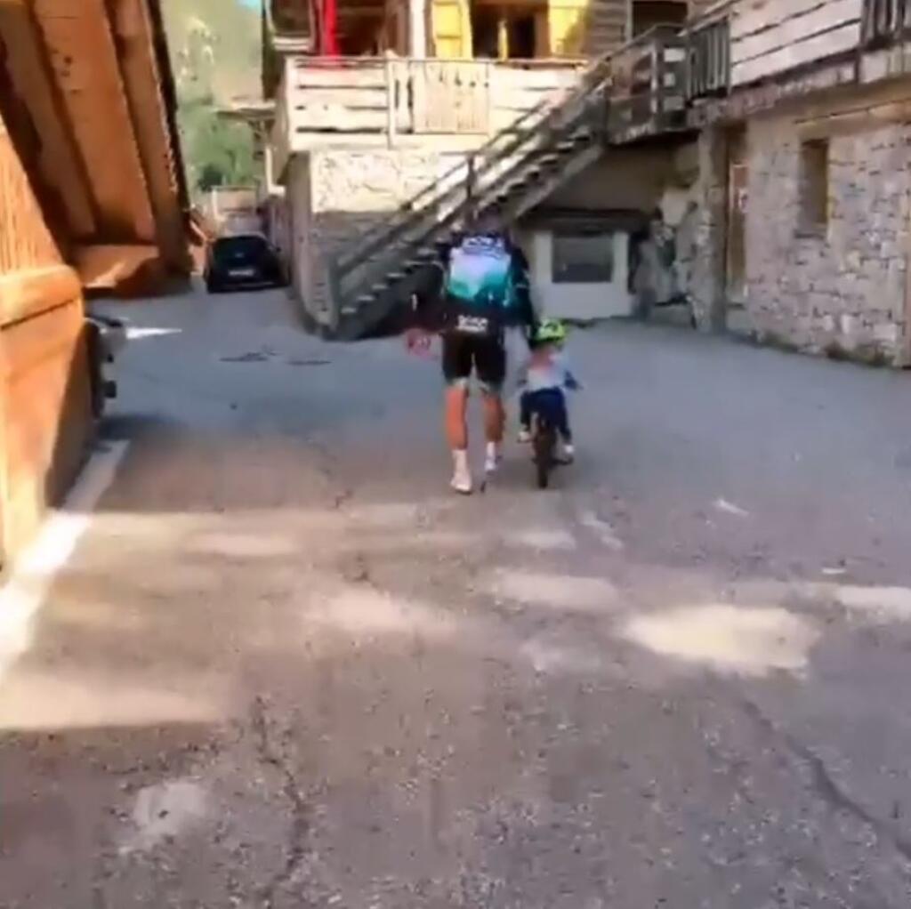 Peter zase občas ukáže fanúšikom, ako Marlona učí bicyklovať. Pred pár mesiacmi synček potreboval pomoc otca, ale dnes to zvládne úplne sám.