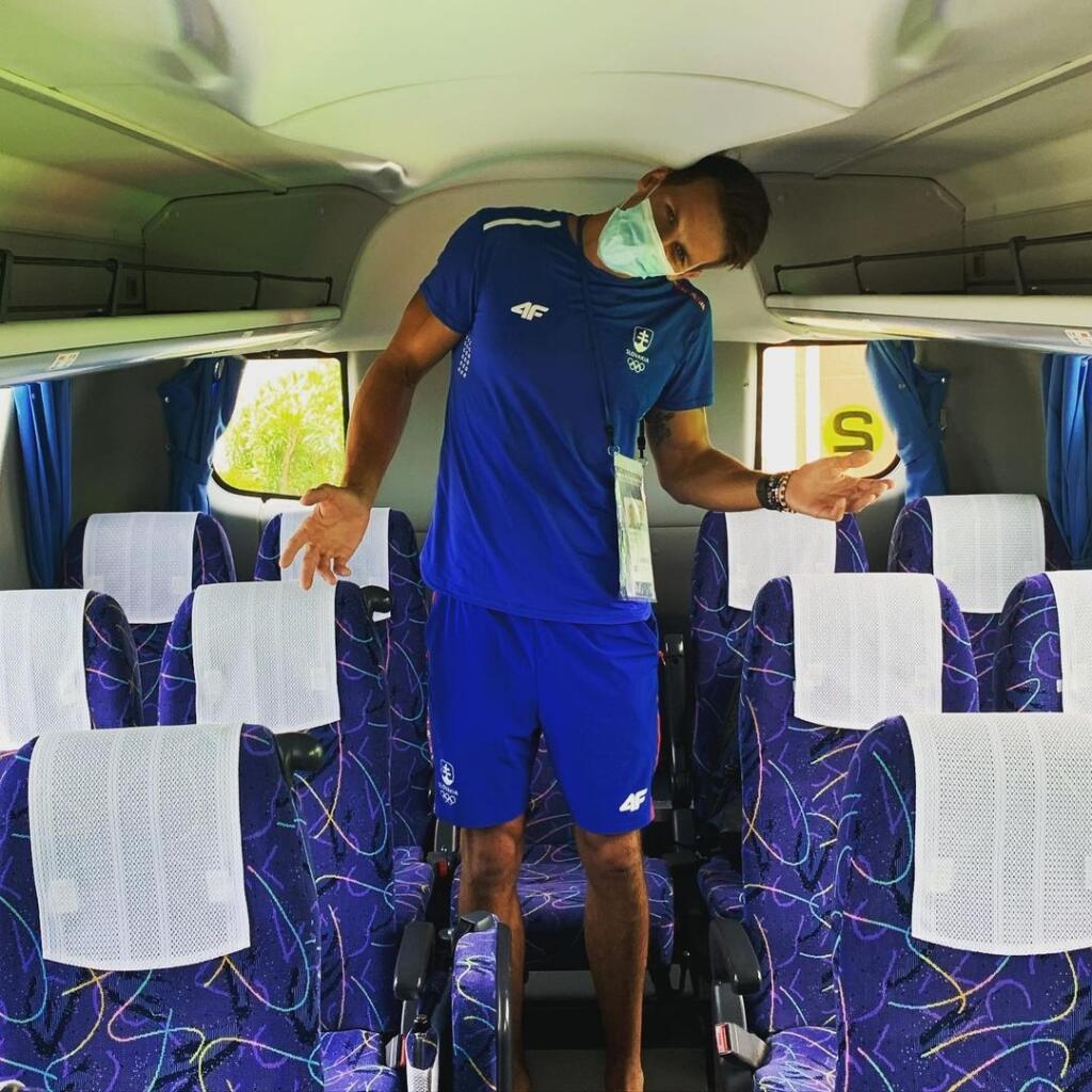 Matej Beňuš má problém zmestiť sa do autobusu.