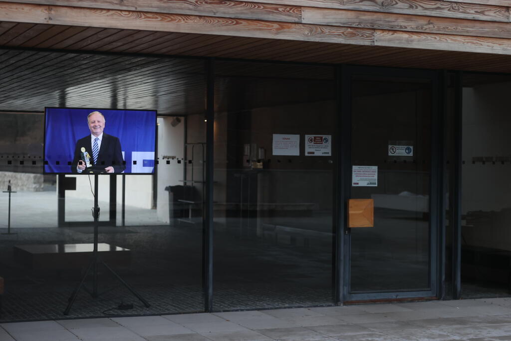 Vo vestibule krematória je zapnutá obrazovka s fotografiou Jozefa Vengloša.