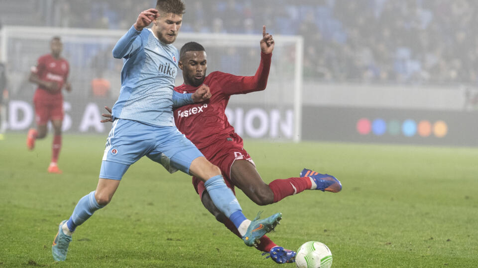 Na snímke vľavo Alen Mustafič (Slovan) a vpravo Juninho (Pjunik) bojujú o loptu počas zápasu 5. kola H-skupiny Európskej konferenčnej ligy ŠK Slovan Bratislava - FC Pjunik Jerevan v Bratislave vo štvrtok 27. októbra 2022. FOTO TASR - Pavel Neubauer