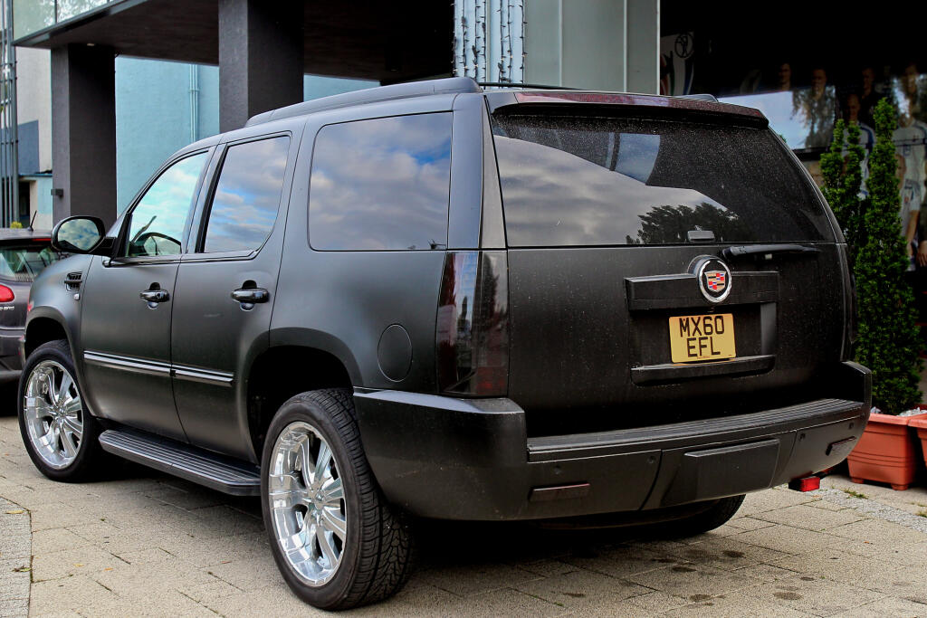 Martin Škrtel a jeho luxusné auto Cadillac Escalade.