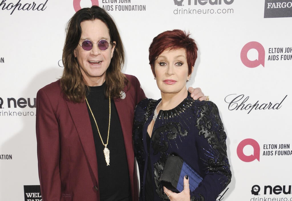 AZ28 Hollywood - Na archívnej snímke z 22. februára 2015 britský spevák Ozzy Osbourne (vľavo) a jeho manželka Sharon Osbourneová prichádzajú na 87. ročník oscarovej párty Nadácie Eltona Johna pre AIDS v západnom Hollywoode v Kalifornii. Vo veku 76 rokov zomrel v utorok 22. júla 2025 ráno britský spevák Ozzy Osbourne, frontman heavy metalovej skupiny Black Sabbath. Oznámila to jeho rodina. FOTO TASR/AP
FILE - Ozzy Osbourne, left, and Sharon Osbourne arrive at the 87th Academy Awards Elton John