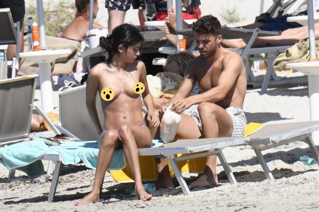 Španielska modelka sa všetkým na pláži ukázala hore bez.