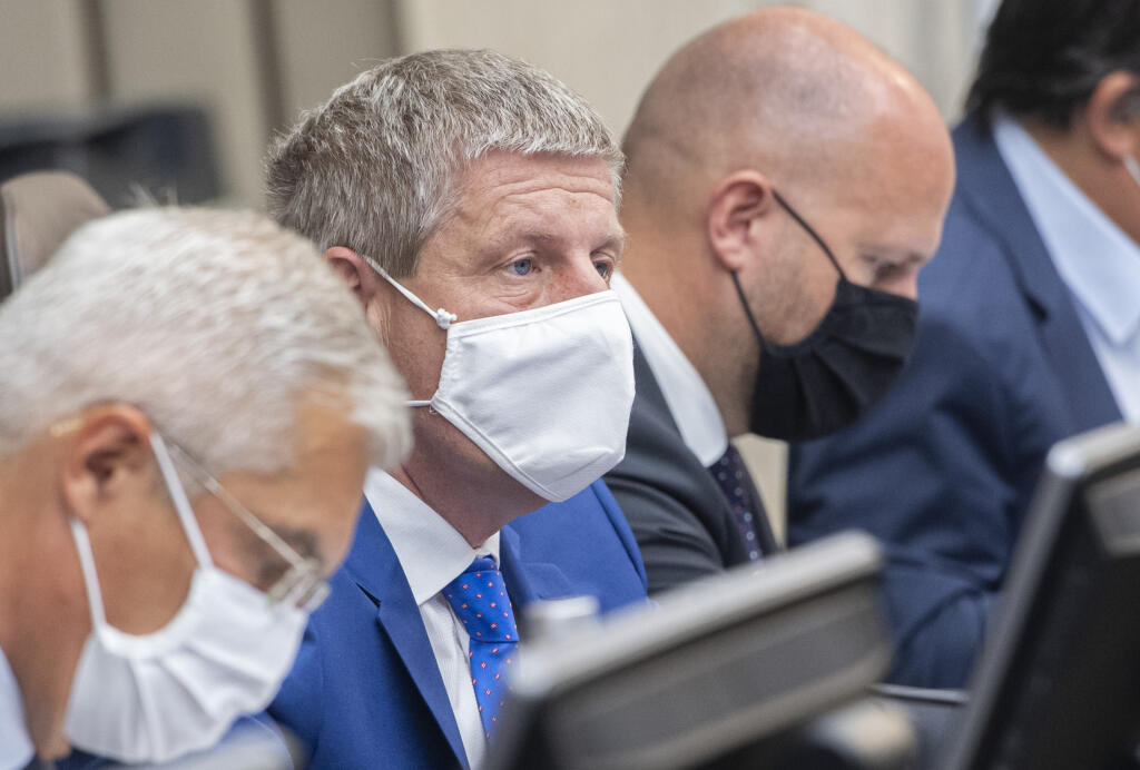 Na snímke zľava minister zahraničných vecí a európskych záležitostí SR Ivan Korčok (nominant SaS), minister zdravotníctva SR Vladimír Lengvarský (nominant (OĽaNO) a minister obrany SR Jaroslav Naď (OĽaNO) počas rokovania 27. schôdze vlády SR 25. augusta 2021 v Bratislave. FOTO TASR - Martin Baumann