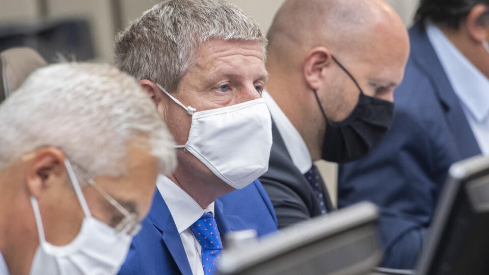 Na snímke zľava minister zahraničných vecí a európskych záležitostí SR Ivan Korčok (nominant SaS), minister zdravotníctva SR Vladimír Lengvarský (nominant (OĽaNO) a minister obrany SR Jaroslav Naď (OĽaNO) počas rokovania 27. schôdze vlády SR 25. augusta 2021 v Bratislave. FOTO TASR - Martin Baumann
