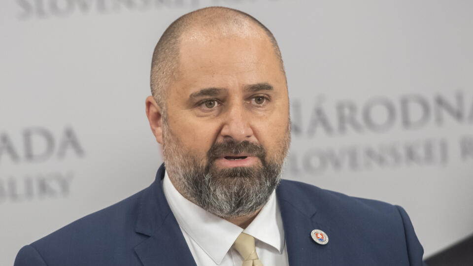 Na snímke poslanec NR SR Patrick Linhart počas tlačovej konferencie na tému