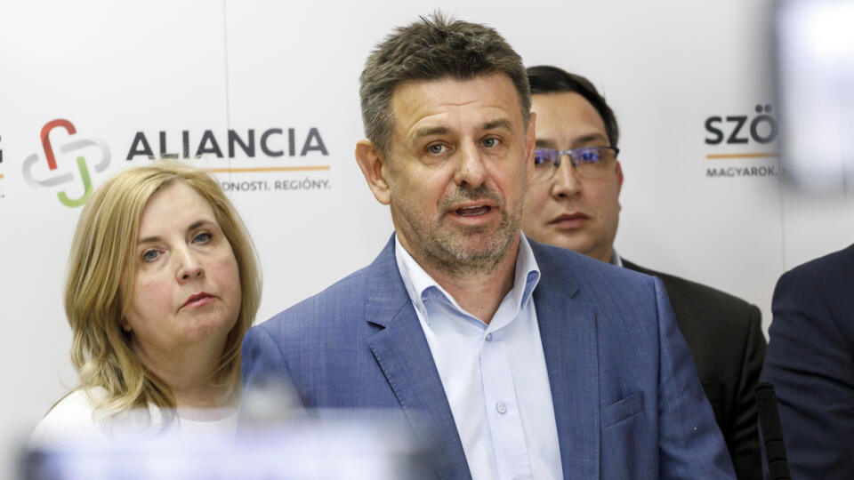 Na snímke zľava predstavitelia platformy Most-Híd strany Aliancia Peter Krajňák, Irén Sárközy, László Sólymos a Štefan Vavrek počas tlačovej konferencie po zasadnutí predstaviteľov platformy Most-Híd strany Aliancia v Bratislave 25. marca 2023. FOTO TASR - Dano Veselský