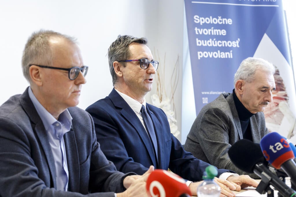 Na snímke zľava podpredseda predstavenstva Zamestnávateľského zväzu geodézie a kartografie Jozef Kožár, predseda Zamestnávateľského zväzu geodézie a kartografie Vladimír Uhlík a predseda predstavenstva Komory geodetov a kartografov Alojz Kopáčik počas tlačovej konferencie na tému aktuálna situácia v oblasti služieb katastra nehnuteľností v Bratislave 14. januára 2025. FOTO TASR - Dano Veselský