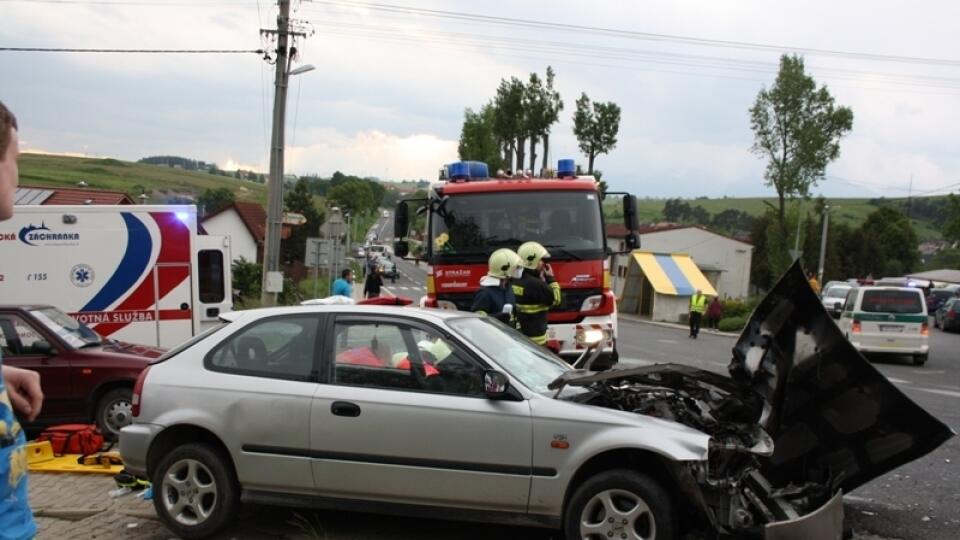 AUTO S POLIAKMI:  Poľský pár skončil  v nemocnici.