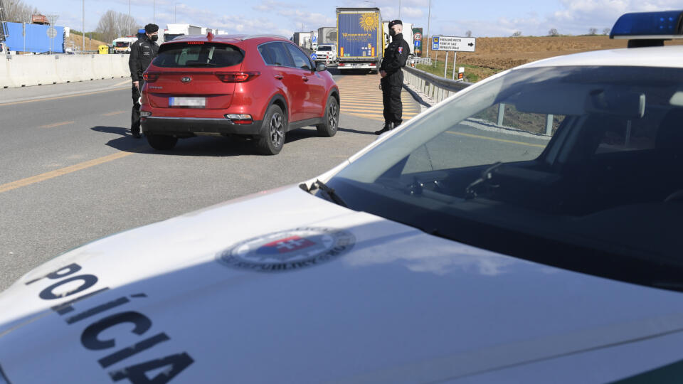 Od pondelka 26. apríla 2021 od 6.00 h sa predlžuje diaľkový limit pre pendlerov zo susedných štátov z 30 na 100 kilometrov. Potrebný je negatívny výsledok antigénového alebo RT-PCR testu nie starší ako sedem dní. Vyplýva to z vyhlášky Úradu verejného zdravotníctva k režimu na hraniciach. Na snímke polícia počas kontroly na slovensko-maďarskom hraničnom priechode Milhosť -Tornyosnémeti 26. apríla 2021. FOTO TASR – František Iván