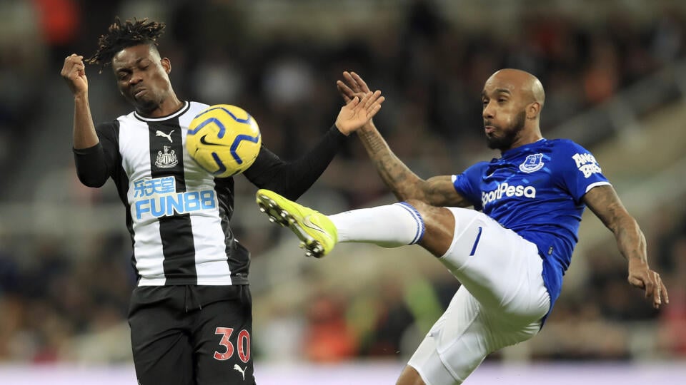 Christian Atsu (vľavo) z Newcastlu United a Fabian Delph z Evertonu v zápase 20. kola anglickej Premier League 28. decembra 2019 v Newcastli. FOTO TASR/AP